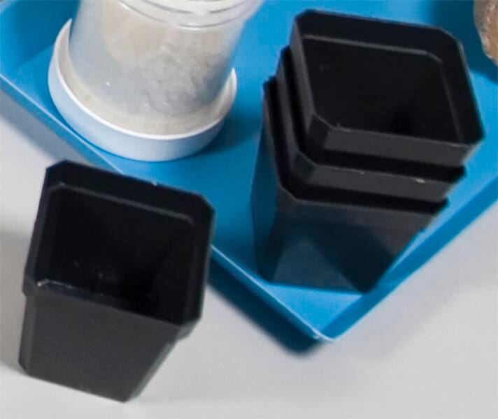 FLOWER POTS PLASTIC 2.25\'\' SQ PKG/30