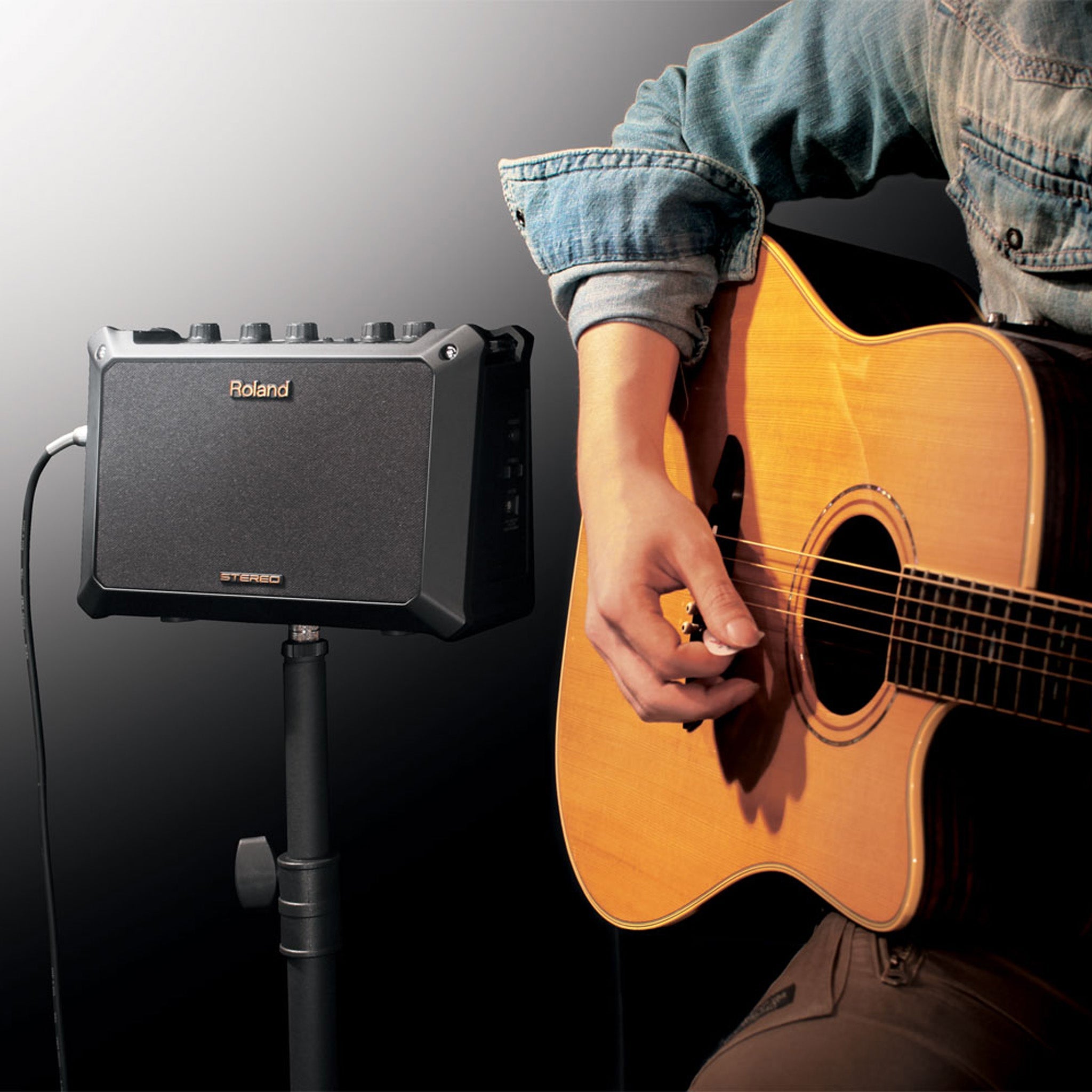 Roland MOBILE-AC 5W acoustic guitar amplifier