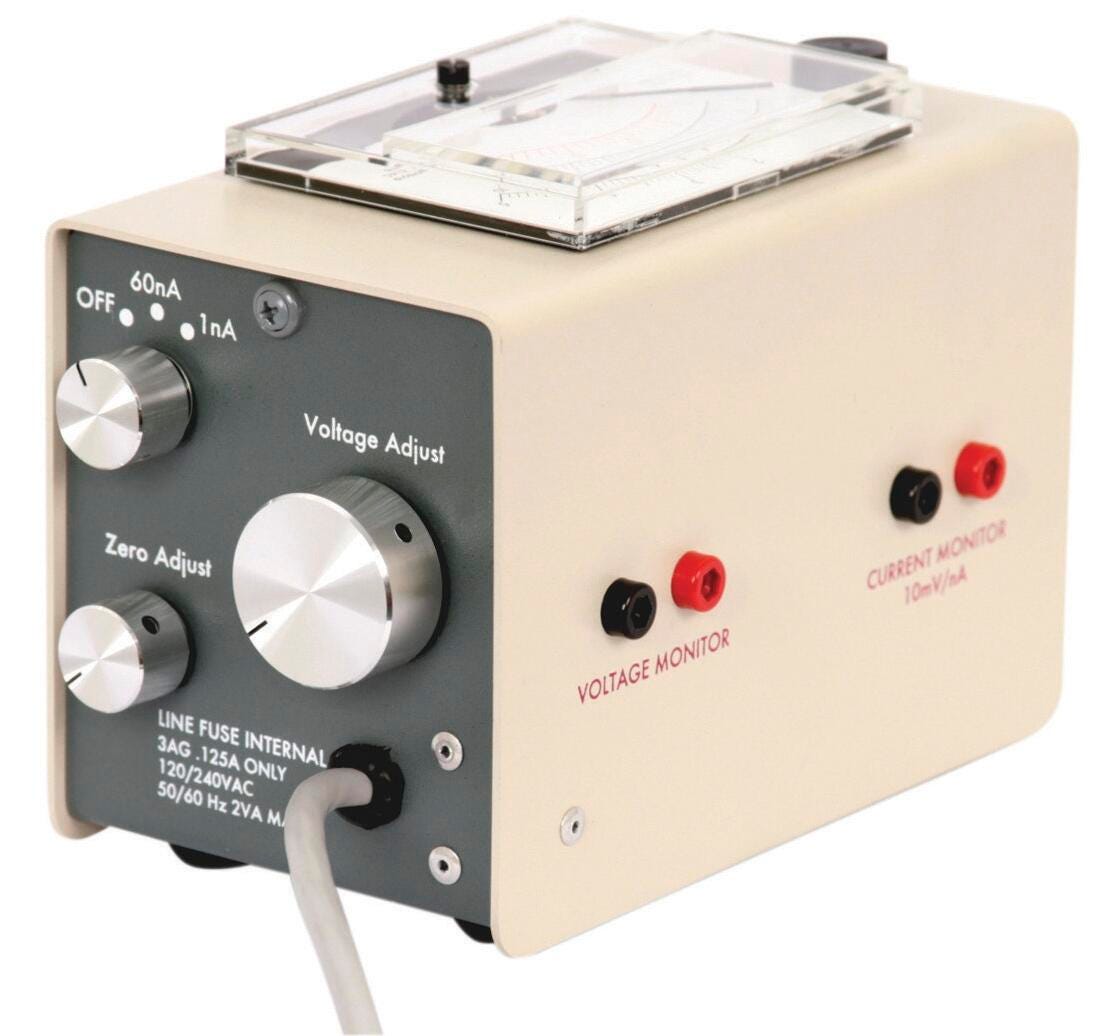 PHOTOELECTRIC EFFECT APPARATUS WITH AMPLIFIER