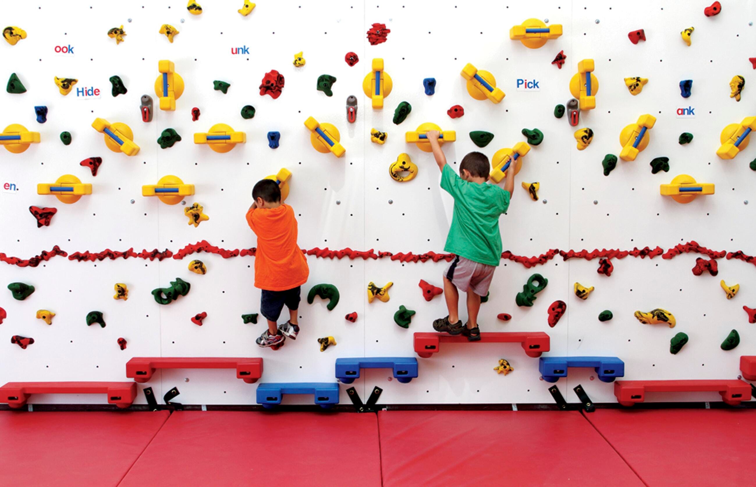 BEGINNER WEEKIDZ TRAVERSE WALL 6 FT 10 IN X4 PACKAGE WITH 2 IN MAT-LOCKING SYSTEM