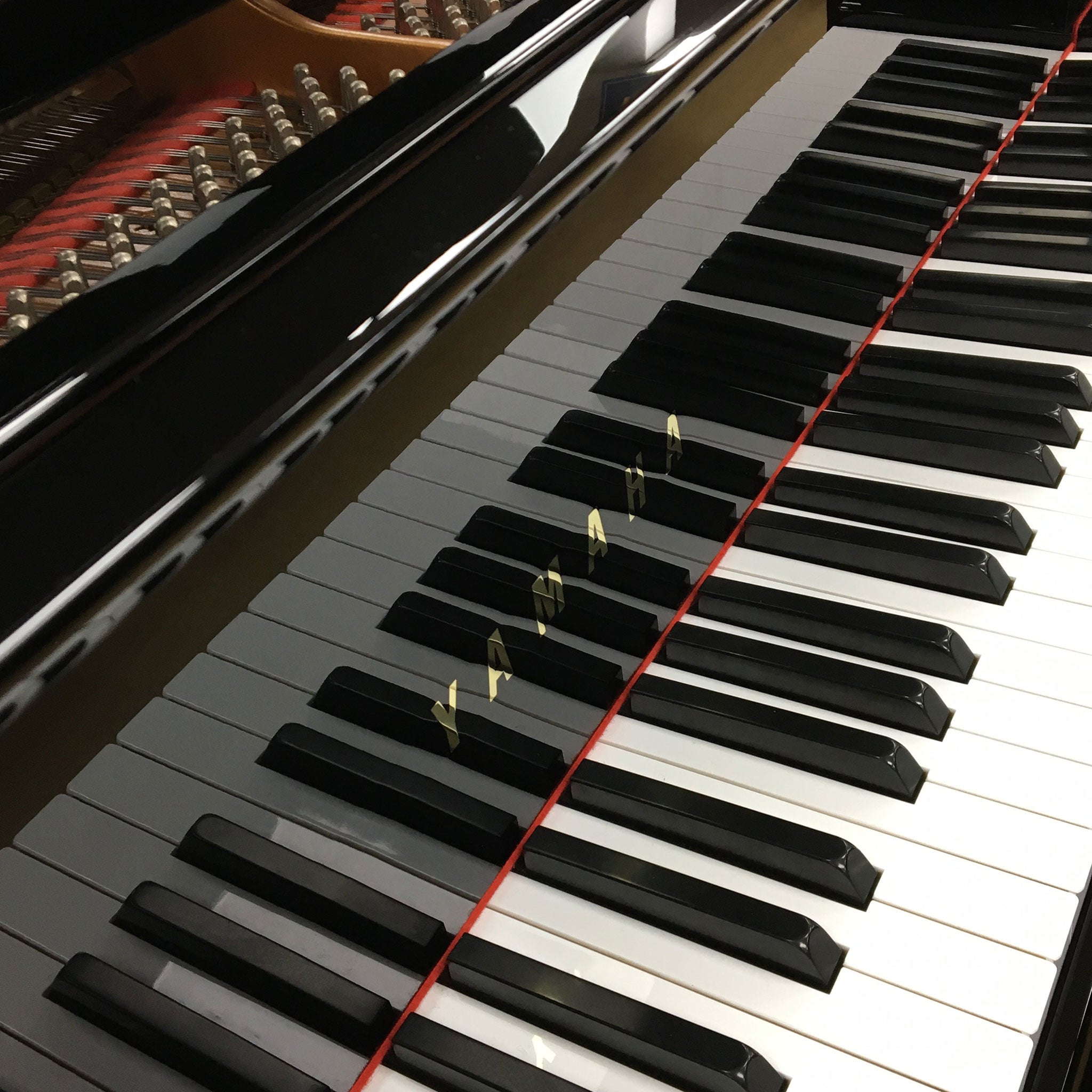 Yamaha GC1 grand piano – Polished White