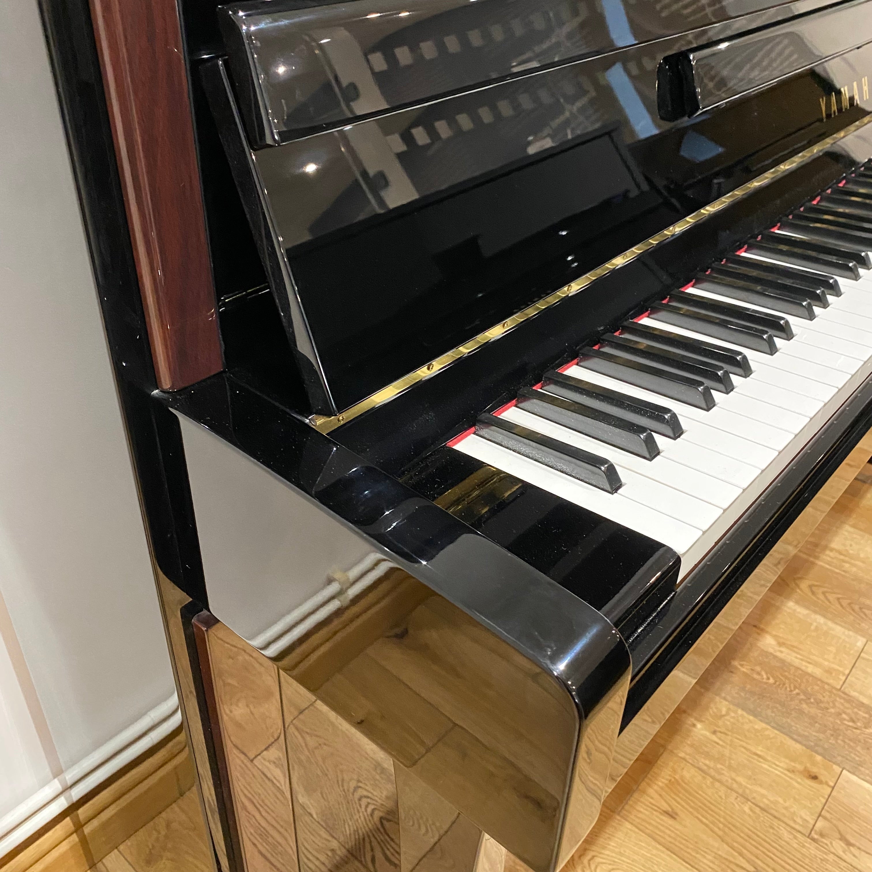 Pre-owned Yamaha LX113T upright piano in polished ebony