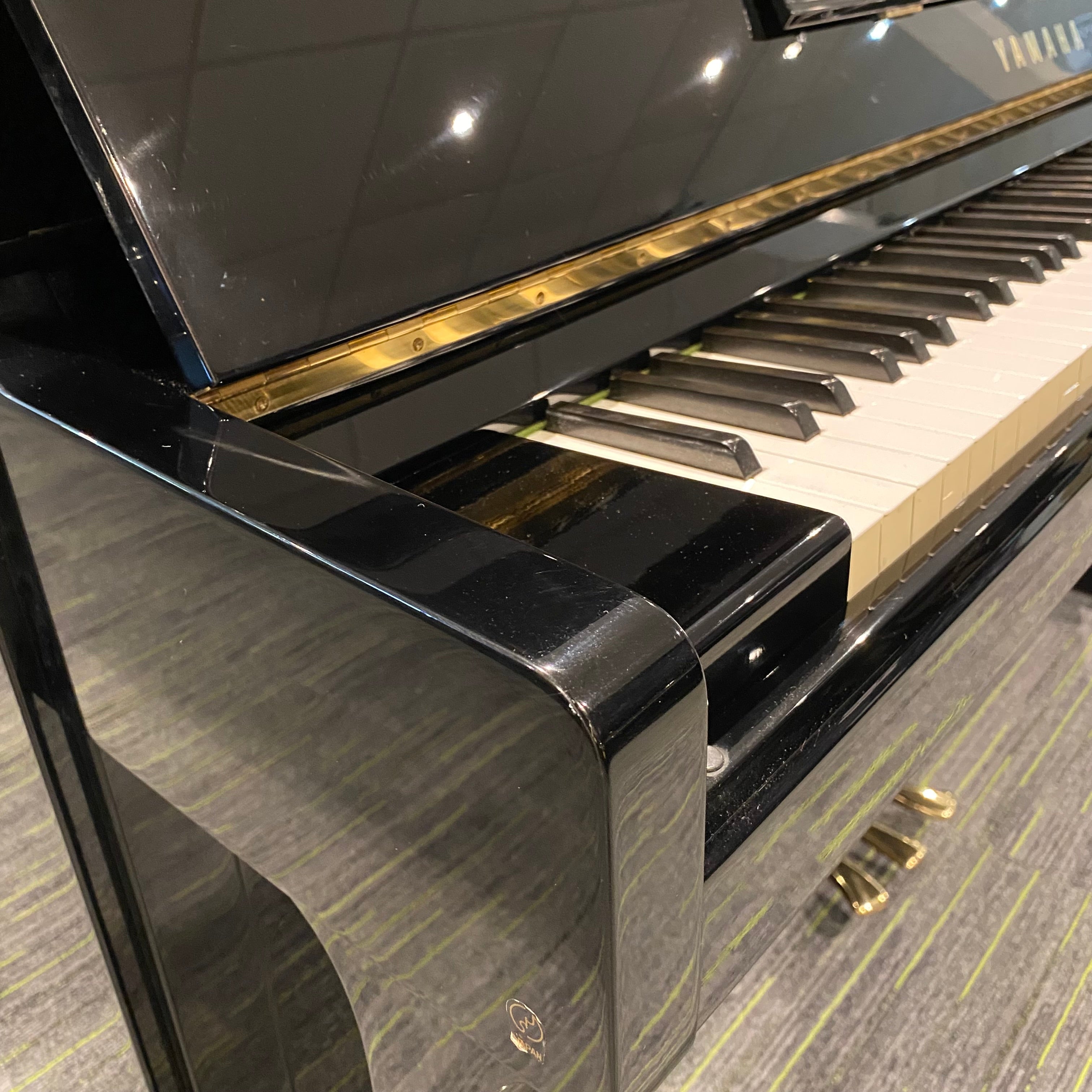 Pre-owned Yamaha SU118C upright piano in polished ebony