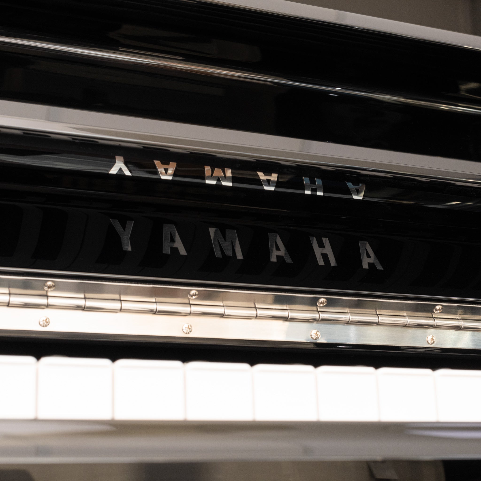 Yamaha P121 upright piano – Polished White