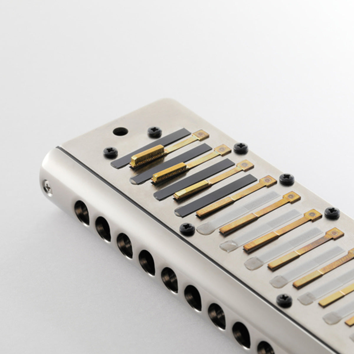 Suzuki Sirius 12-hole bass chromatic harmonica - C
